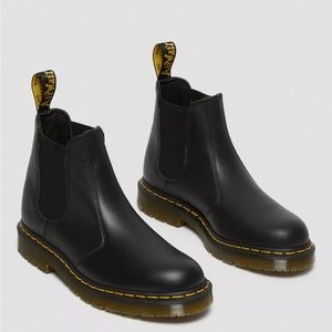 DR. MARTENS 2976 SLIP RESISTANT LEATHER CHELSEA BOOTS US SZ 6